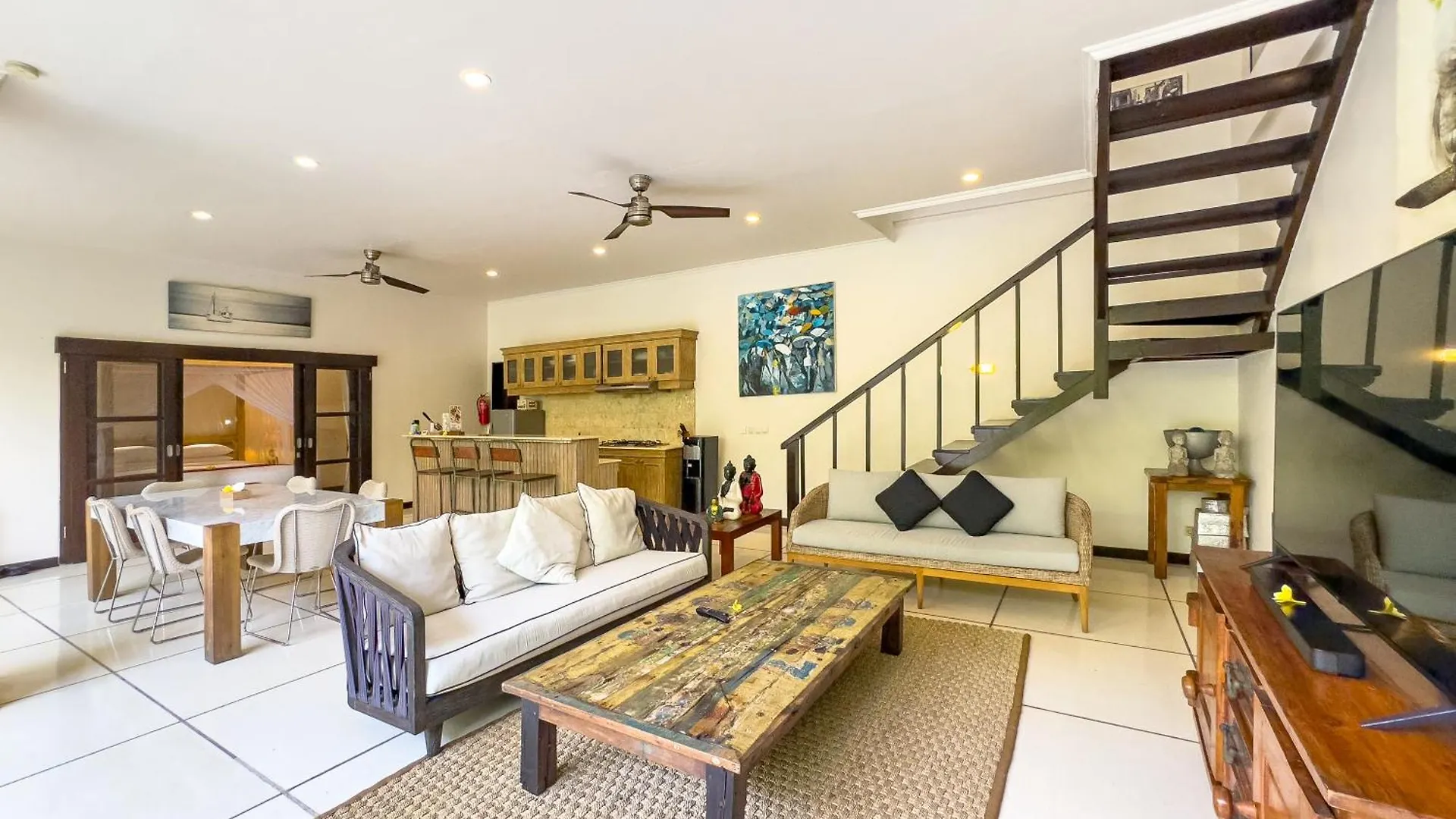Villa Bugis Kayu Aya Seminyak  塞米亚克