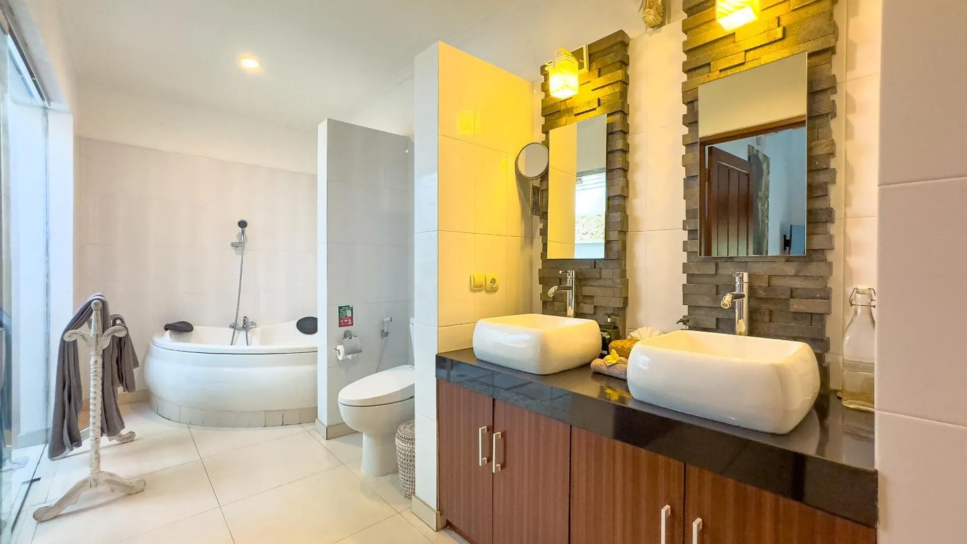 Villa Bugis Kayu Aya Seminyak  塞米亚克