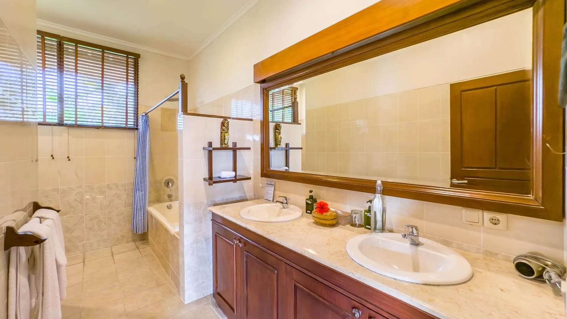 Villa Bugis Kayu Aya Seminyak  塞米亚克